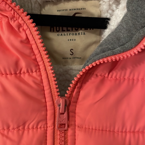 Hollister Coral Sherpa Puffer Vest - Picture 3 of 7